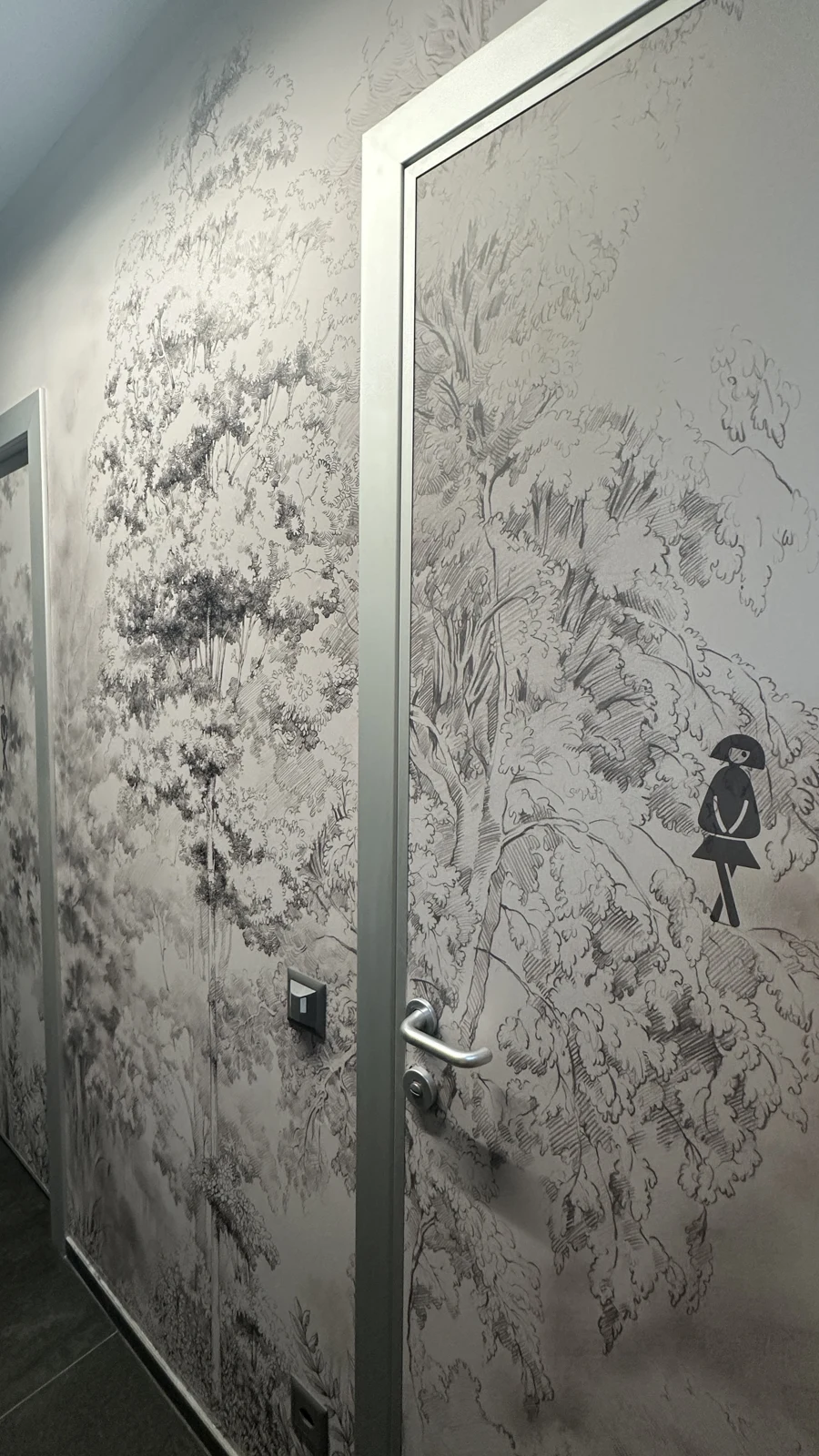 Porte dei servizi dello studio con rivestimento botanico