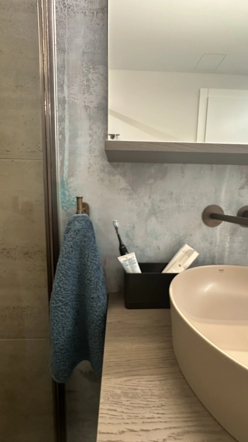 Dettaglio della parete decorata e degli accessori