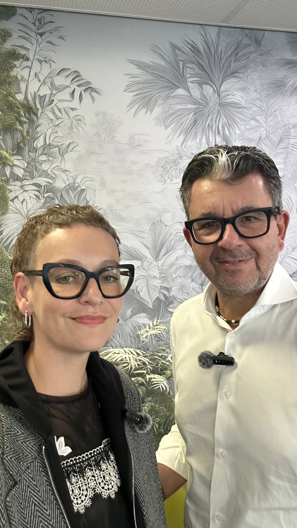 Victoria e Luca davanti alla parete decorata
